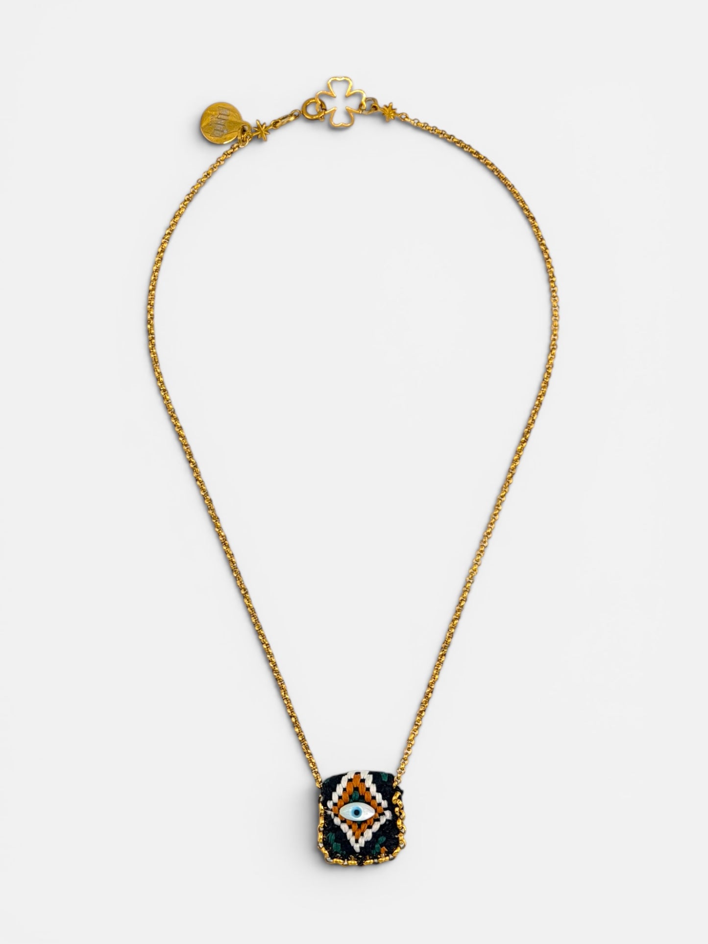 Collier œil porte-bonheur Bingo Ojo Mojave, tissage terre, orange-rouille et noir, œil en nacre, chaîne acier inoxydable doré, fait main