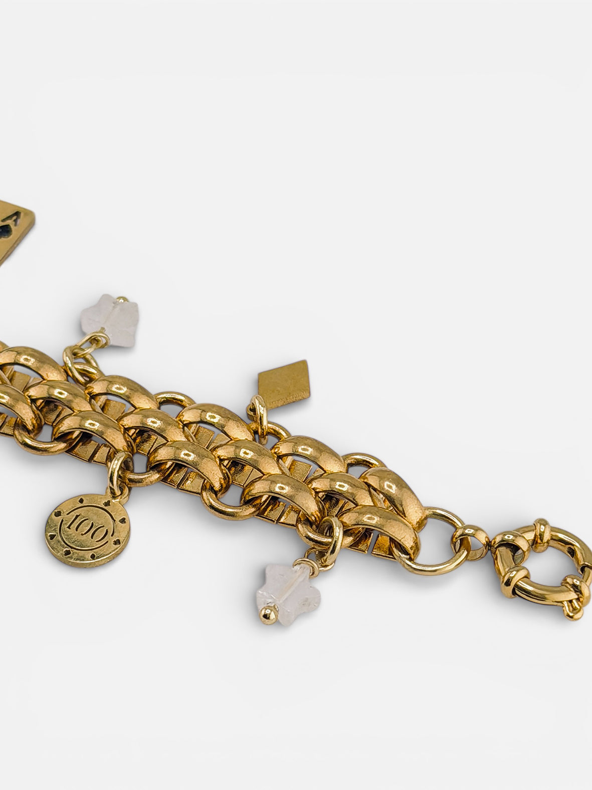 Gros plan sur les finitions dorées et le tissage du bracelet La Donne Bingo Club