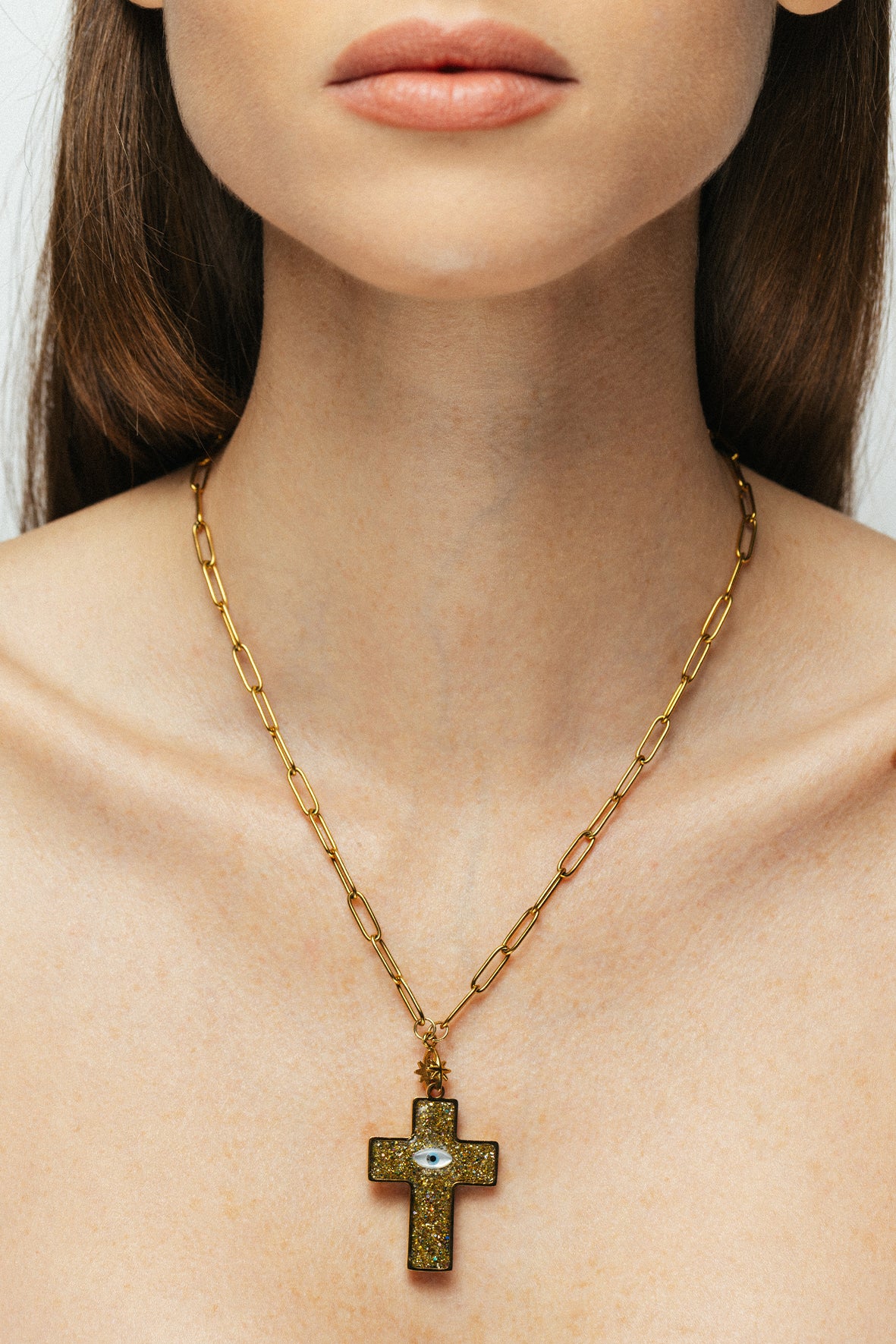 Femme portant le collier doré L'Oracle Solaire Bingo Club sur un look d'été