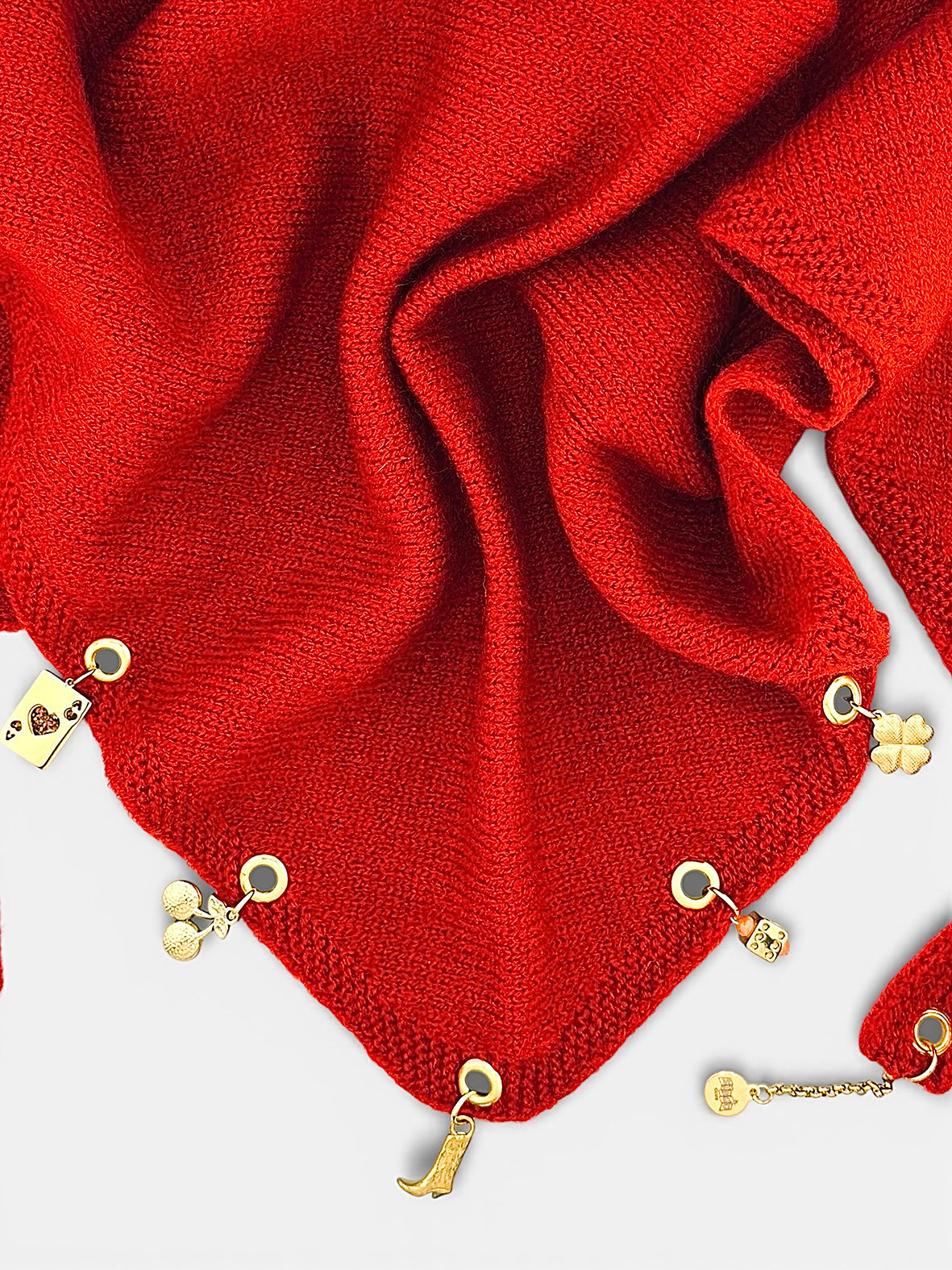 foulard bingo club rouge grigri lucky trefle, é, botte de cowboy, cerise et carte as de coeur