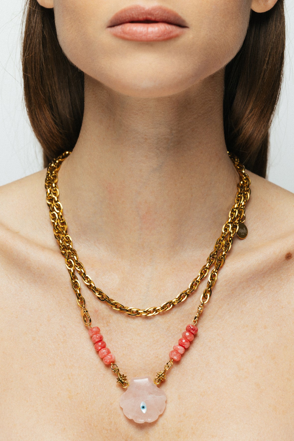 Femme portant le sautoir Quartz Rose L'Œil de Mise Bingo Club style chic