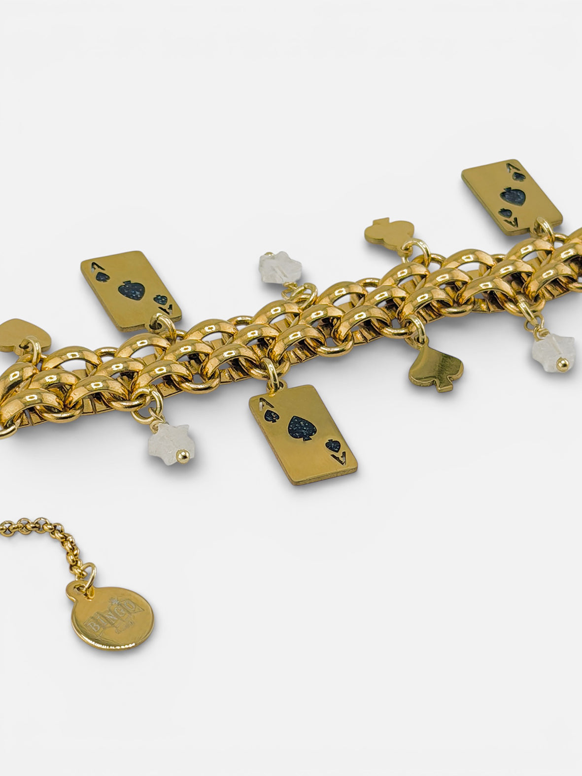 Bracelet aux multiple grigris porte chance au ton rouge ocre et corail pour un été callienté