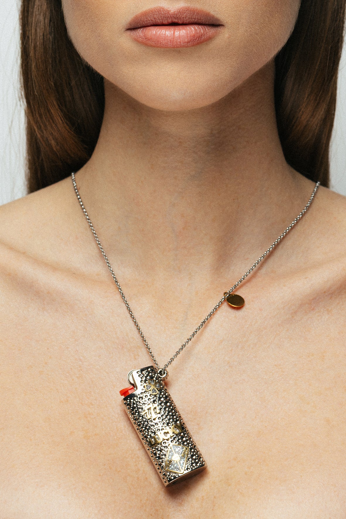 Bijou cache-briquet porté style rock accessoire High Roller Bingo Club
