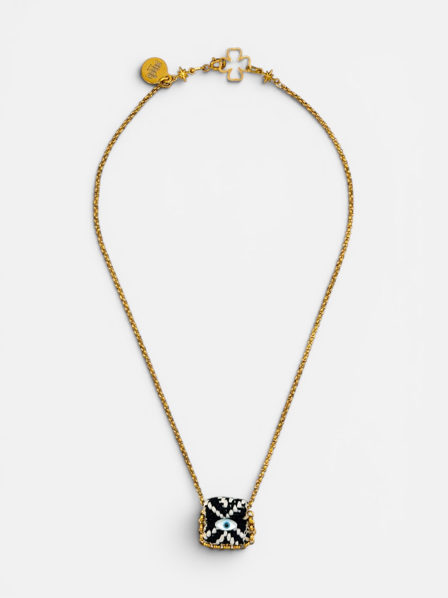 Collier œil porte-bonheur Bingo Ojo Black Magic, tissage noir et écru, œil en nacre, chaîne acier inoxydable doré, fait main