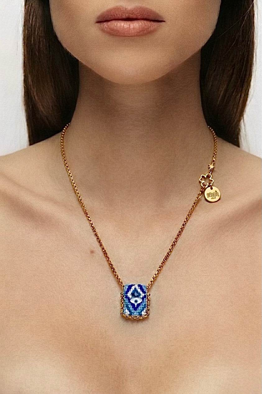 Collier œil porte-bonheur Bingo Ojo Ipanema Blue, tissage bleu et blanc, œil en nacre, chaîne acier inoxydable doré, fait main