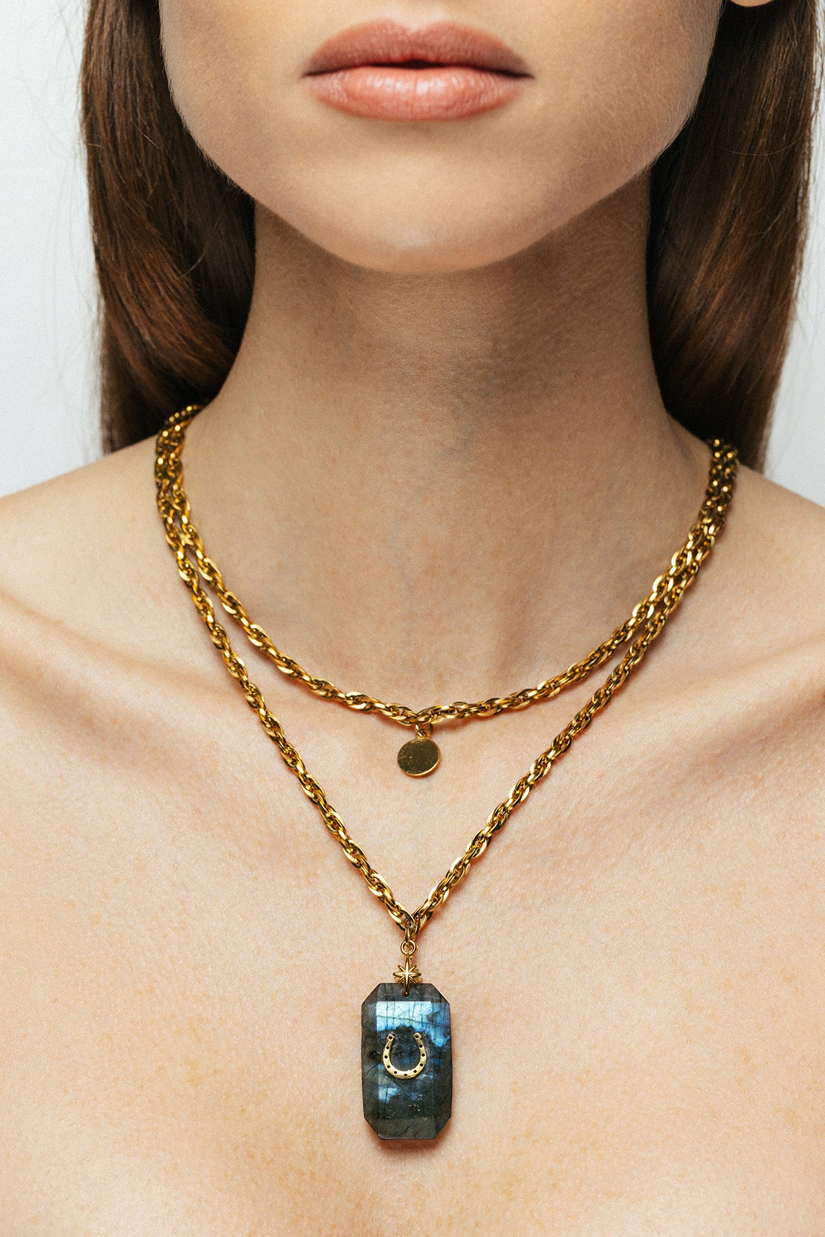 Femme portant le sautoir totem Calamity Labradorite Bingo Club style bohème chic