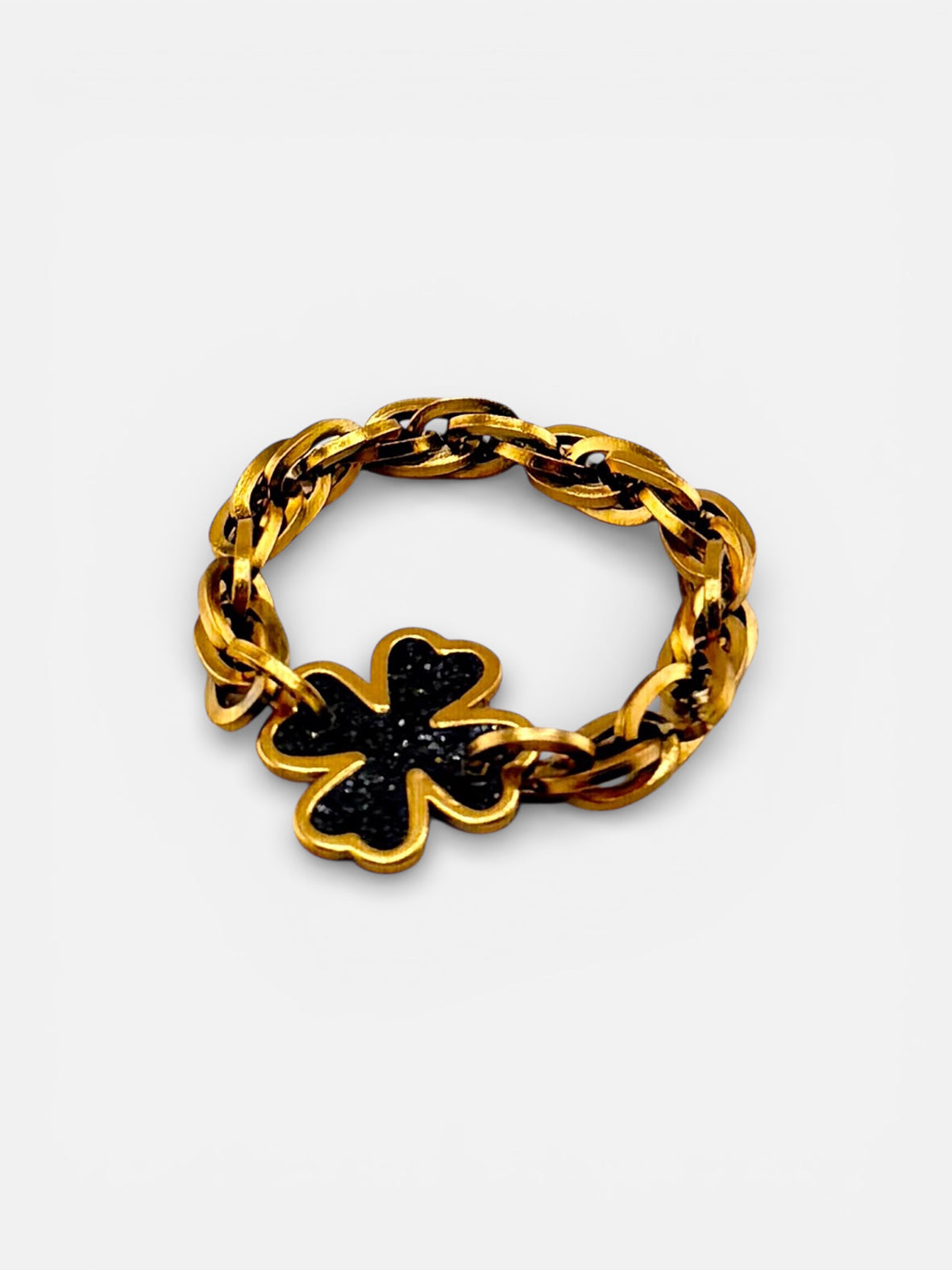 Bague la veine noir bingo club motif trèfle en émail noir, finition dorée à l'or fin, taille ajustable, résistante au quotidien. Design exclusif Bingo Club.