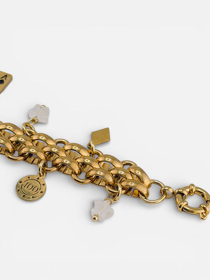 Gros plan sur les finitions dorées et le tissage du bracelet La Donne Bingo Club
