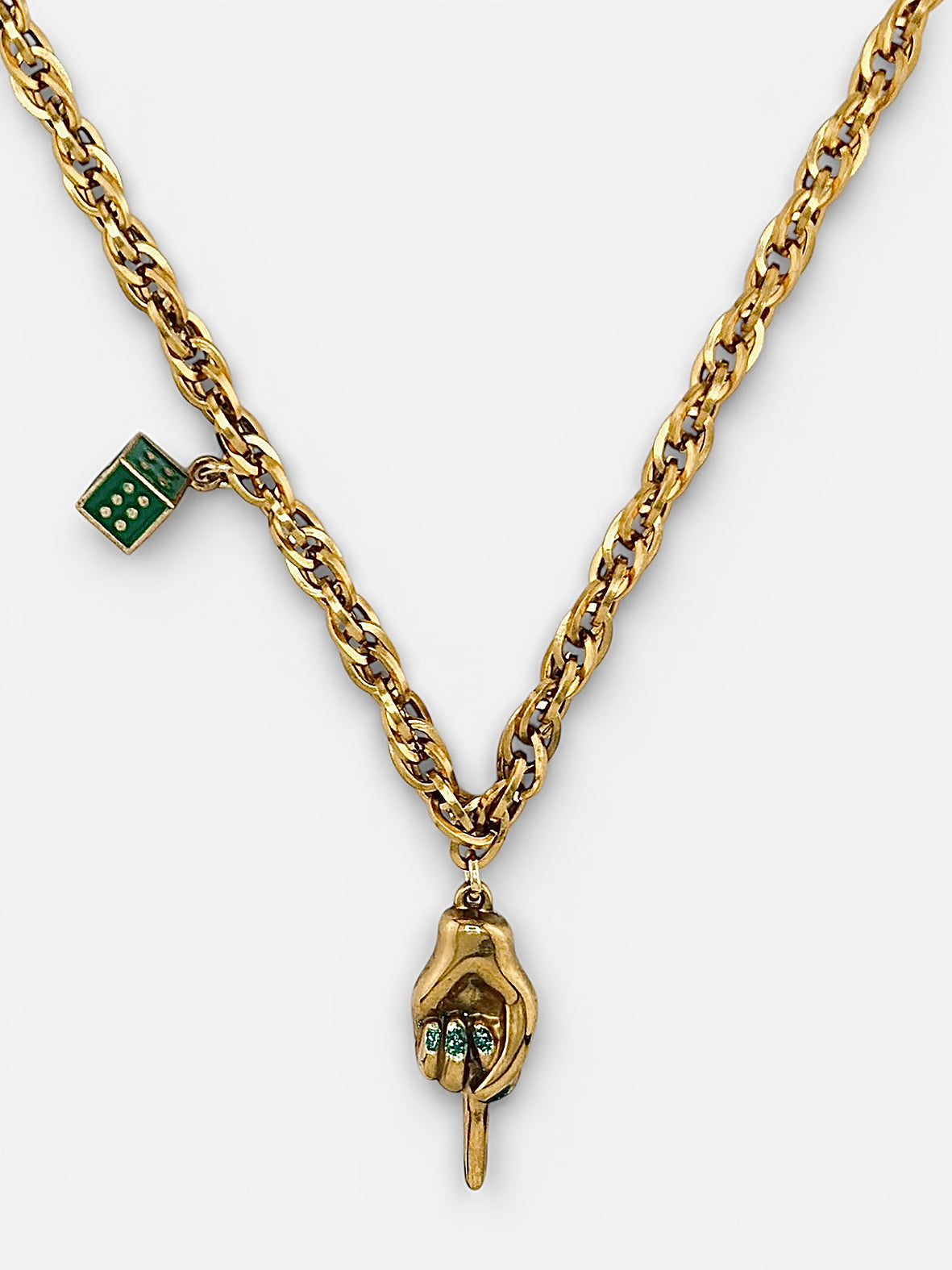 Gros plan sur le design et la couleur émeraude du collier L’Effronté Bingo Club