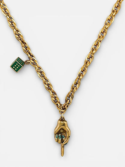 Gros plan sur le design et la couleur émeraude du collier L’Effronté Bingo Club