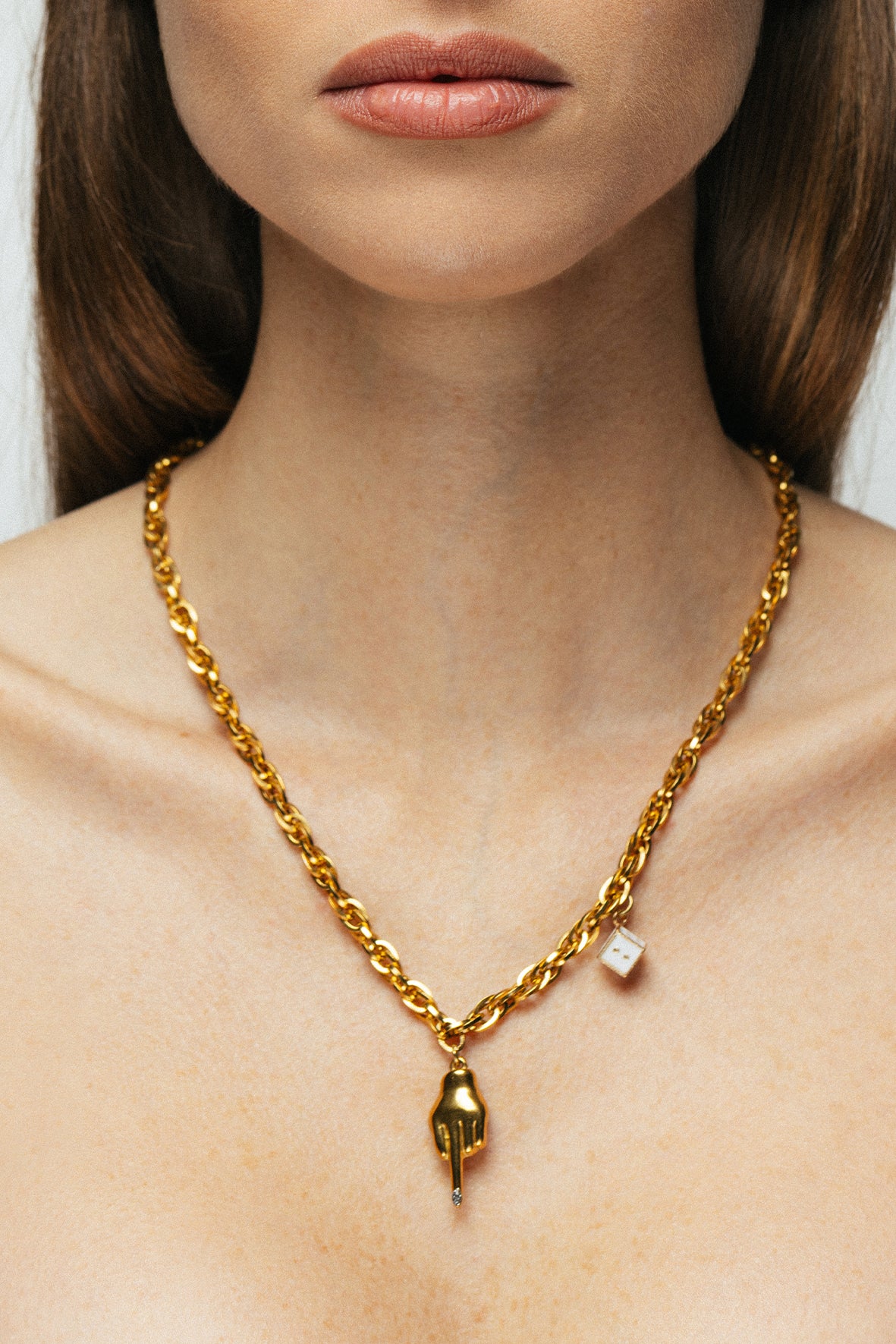 Femme portant le collier L’Effronté Sidéral Bingo Club style affirmé