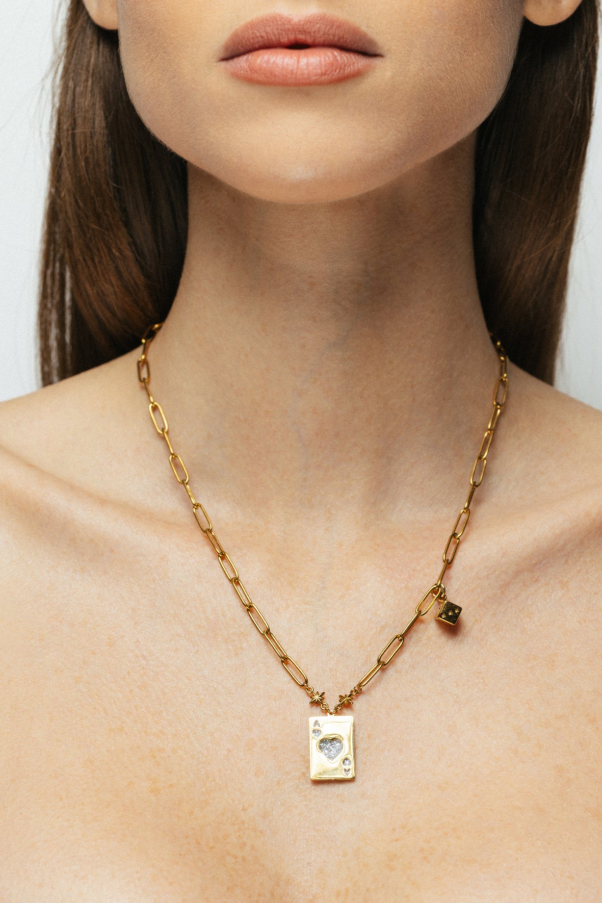 Femme portant le collier argenté Double Jeu Bingo Club
