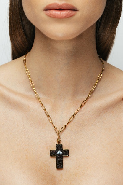 Femme portant le collier L'Oracle Noir Profond Bingo Club
