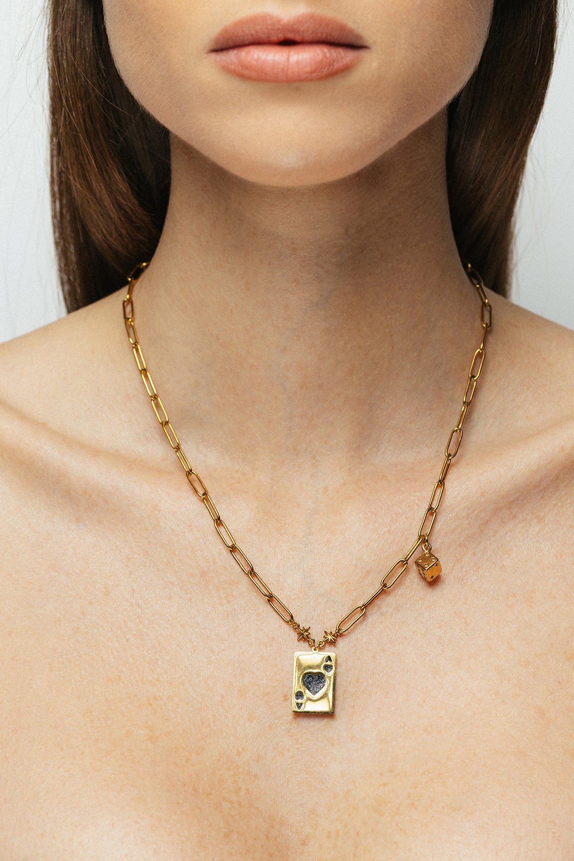 Femme portant le collier noir Double Jeu Bingo Club style moderne et affirmé