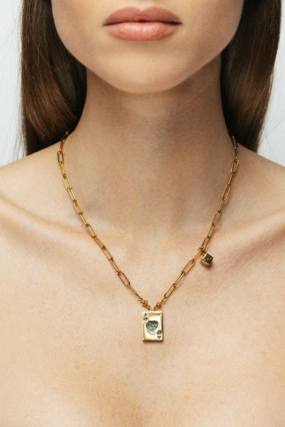 Femme portant le collier vert Double Jeu Bingo Club style moderne et affirmé