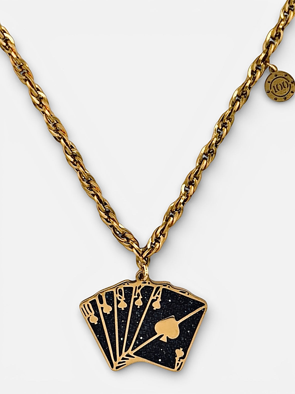 Gros plan gravure médaille Collier La Quinte Bingo Club