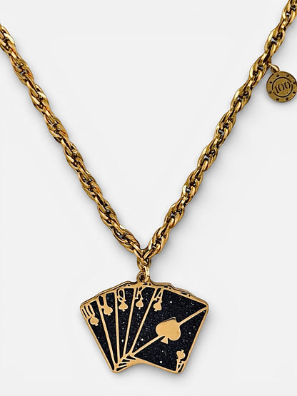 Gros plan gravure médaille Collier La Quinte Bingo Club