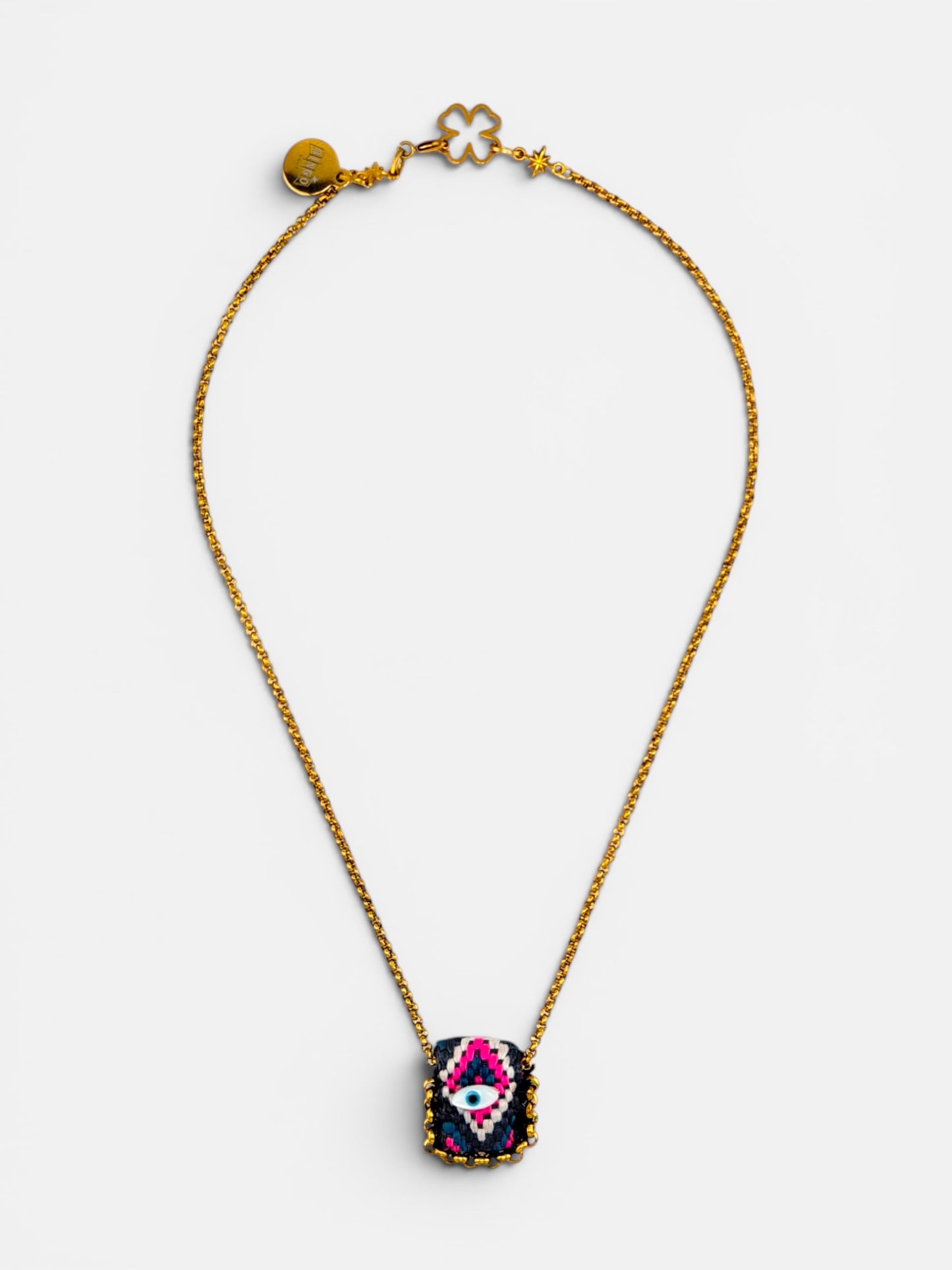 Collier œil porte-bonheur Bingo Ojo Nocturne, tissage bleu nuit et fuchsia, œil en nacre, chaîne acier inoxydable doré, fait main