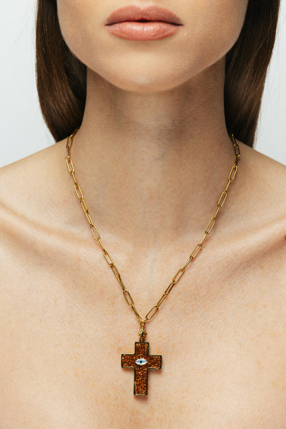 Femme portant le collier L'Oracle Ocre Terreux Bingo Club sur un look naturel