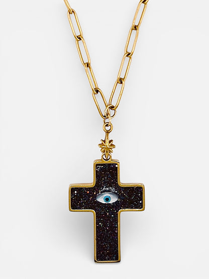 Gros plan médaille noire fini brillant collier L'Oracle Bingo Club