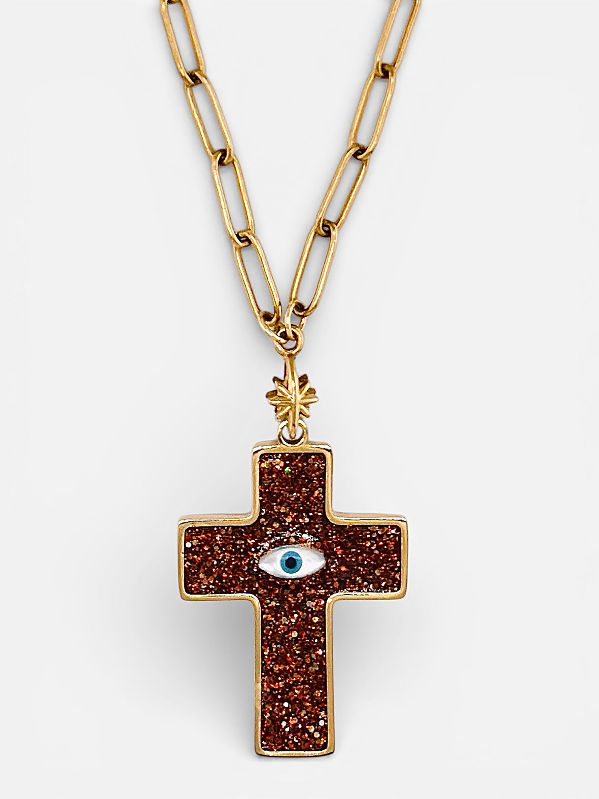 Gros plan médaille ocre terreux collier L'Oracle Bingo Club