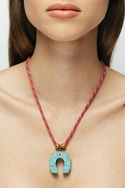 Femme portant le collier bohème Turquoise Le Vegas Bingo Club style nomade