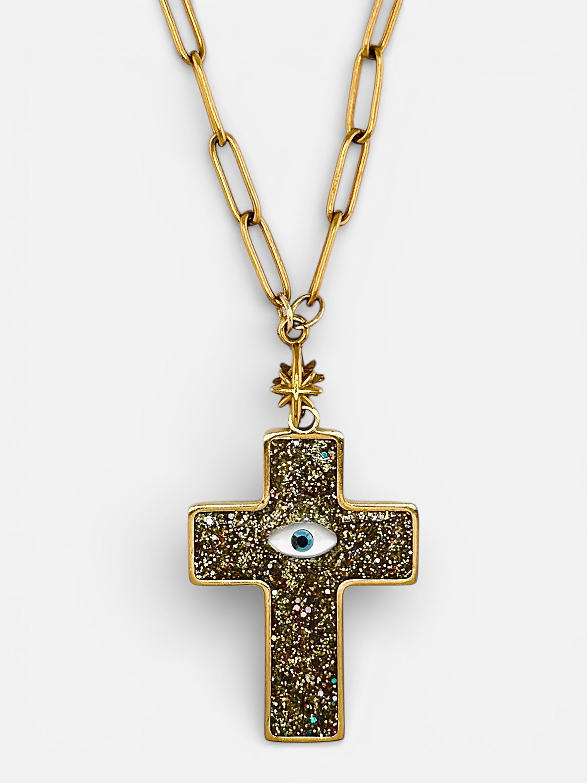Gros plan médaille dorée fini solaire collier L'Oracle Bingo Club