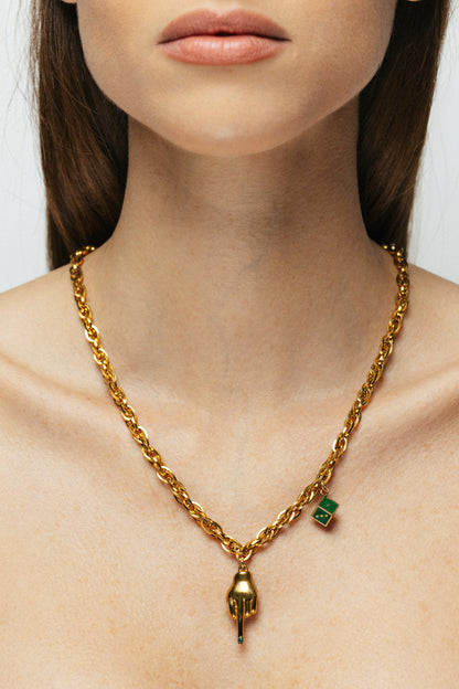 Femme portant le collier L’Effronté Émeraude Bingo Club style affirmé