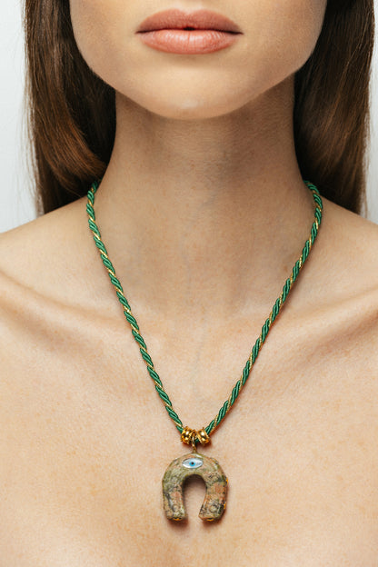 Femme portant le collier bohème Le Vegas Unakite Bingo Club style nomade