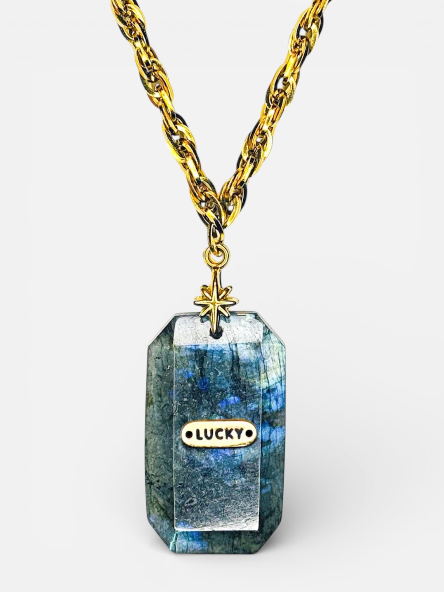 Gros plan sur les reflets irisés de la Labradorite du sautoir Calamity Bingo Club luky