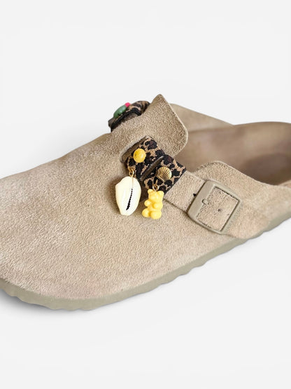Bijoux de chaussures Sandalinettes Bingo Club, modèle Lucky Leopard avec coquillage tahiti ours jaune pâle shell doré