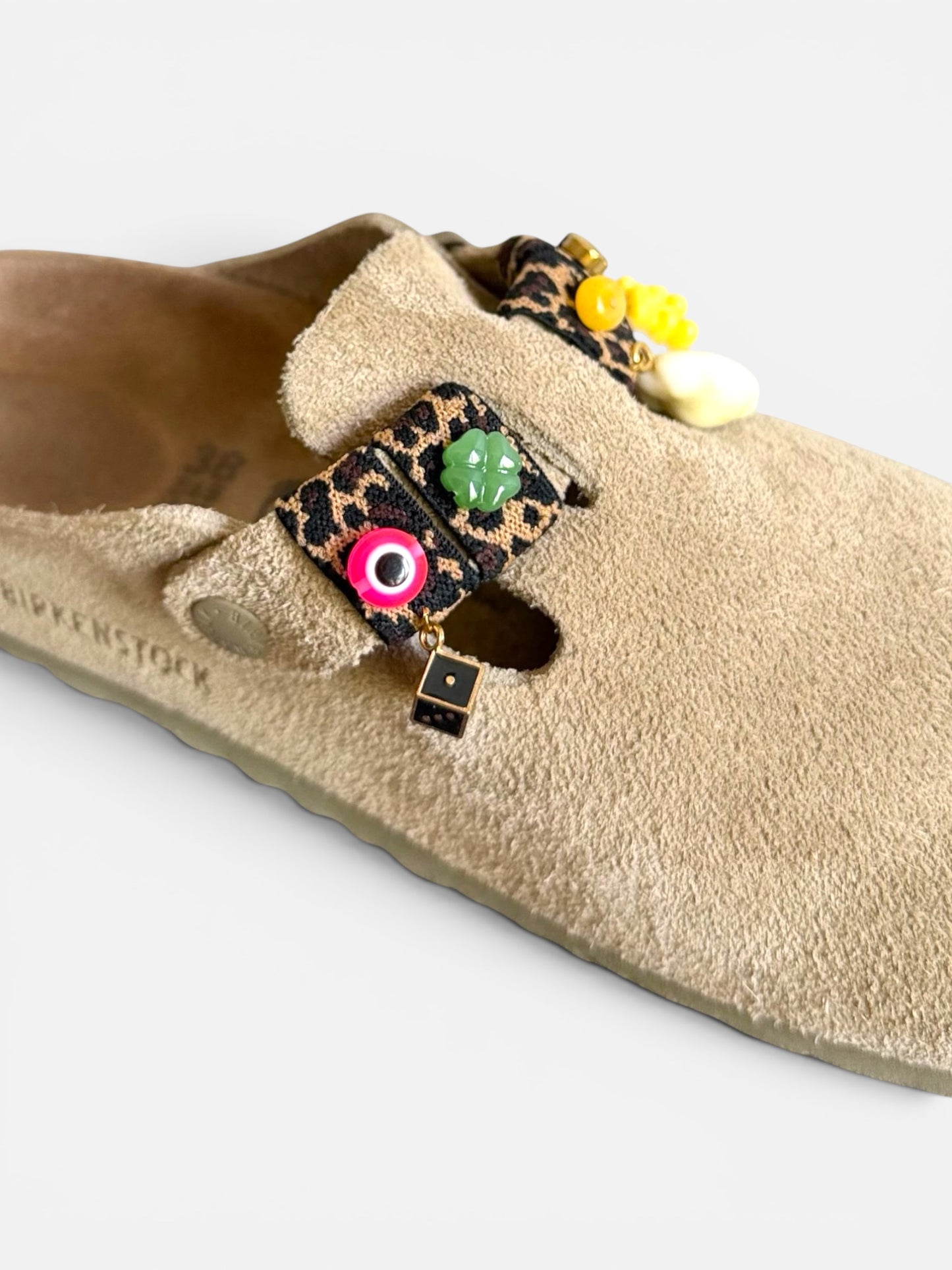 Bijoux de chaussures Sandalinettes Bingo Club, modèle Lucky Leopard avec oeil protecteur rose fluo trèfle vert en verre et dé en acier 