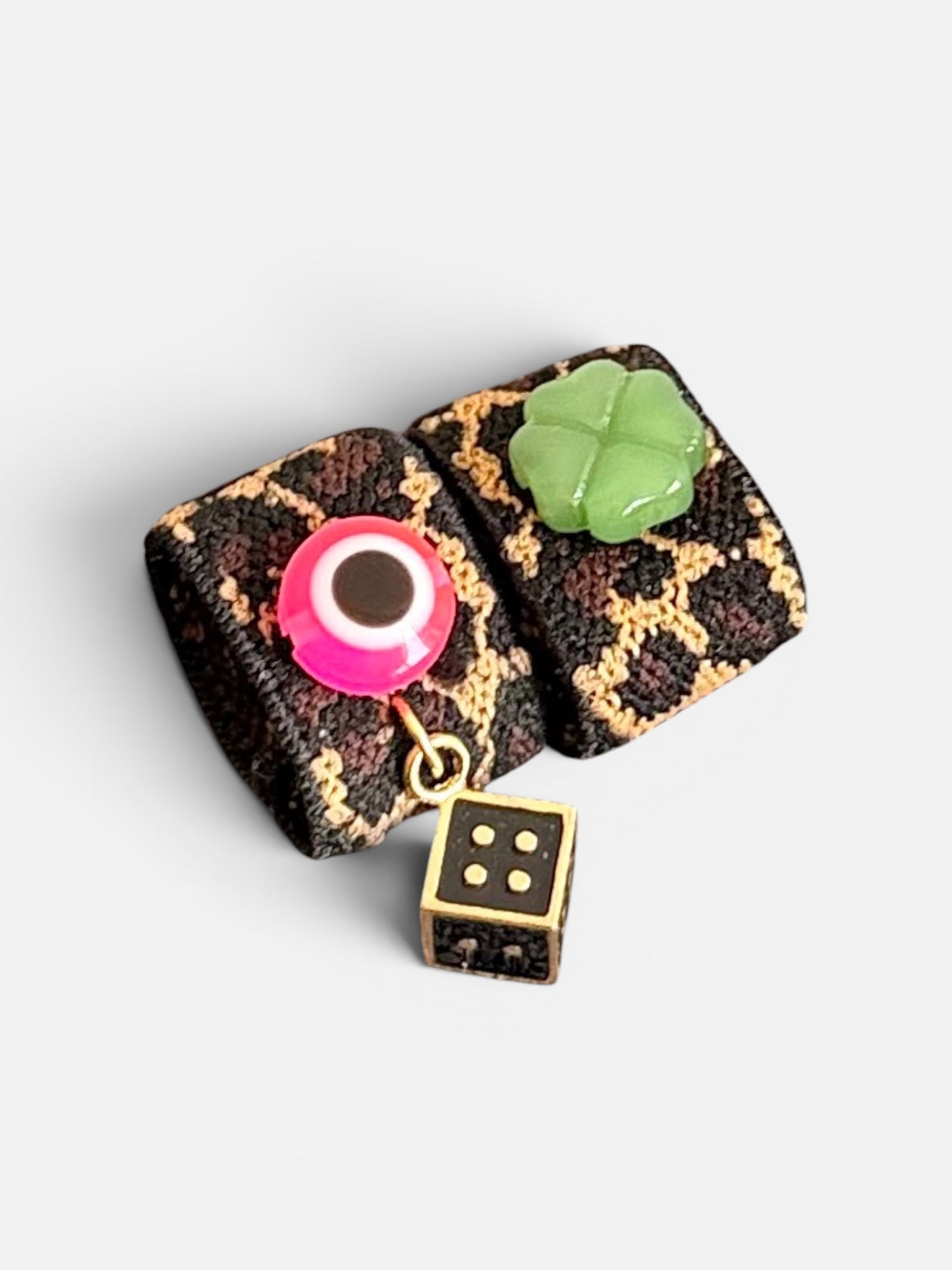 Bijoux de chaussures Sandalinettes Lucky Leopard Club avec breloque œil rose et dé noir⁠
