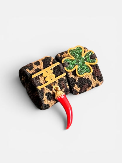 Bijoux de chaussures Sandalinettes Lucky Leopard Club installés sur une sandale style Birkenstock⁠