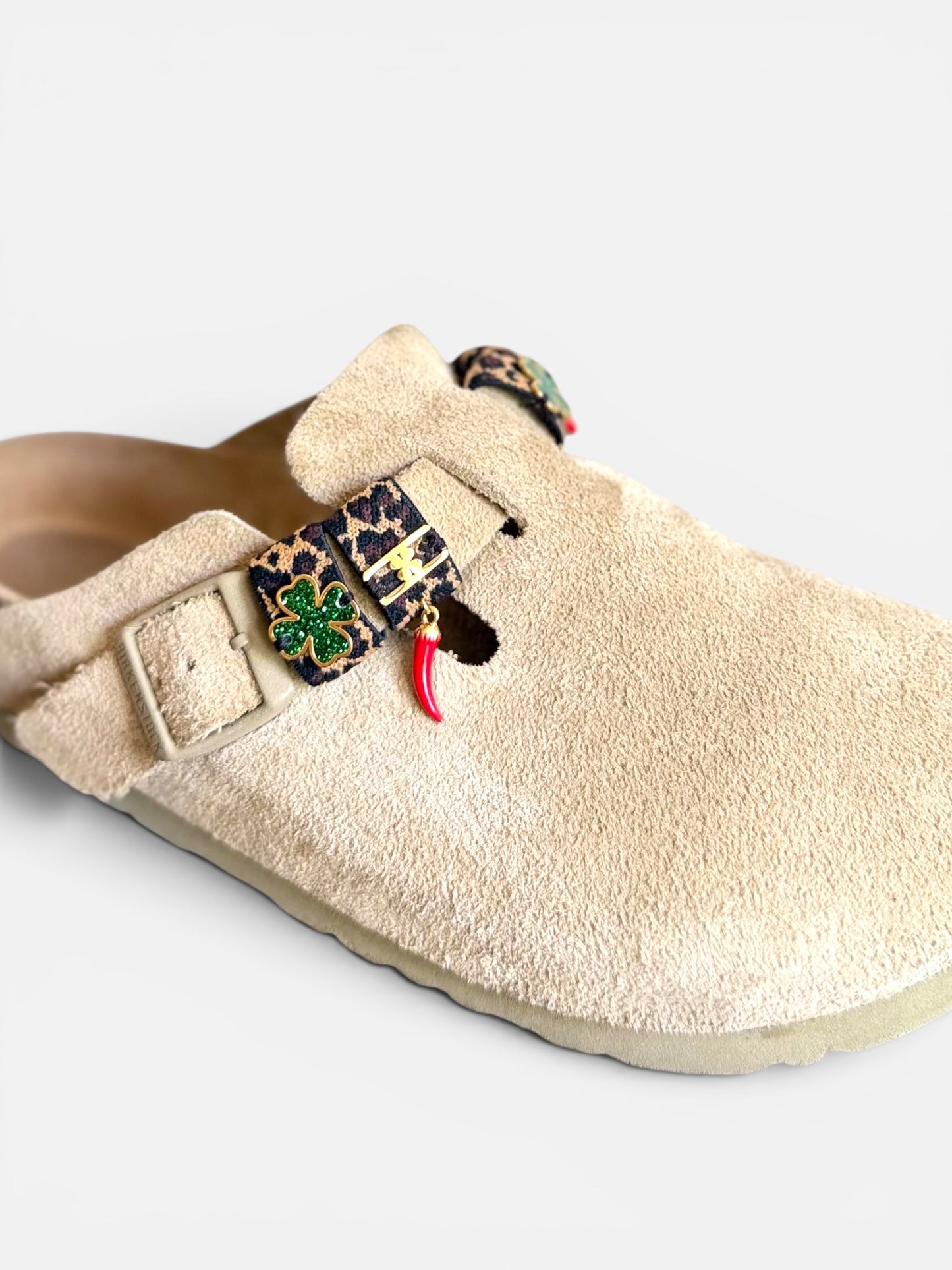 Bijoux de chaussures Sandalinettes Bingo Club avec trèfle vert et piment rouge sur sandale⁠
