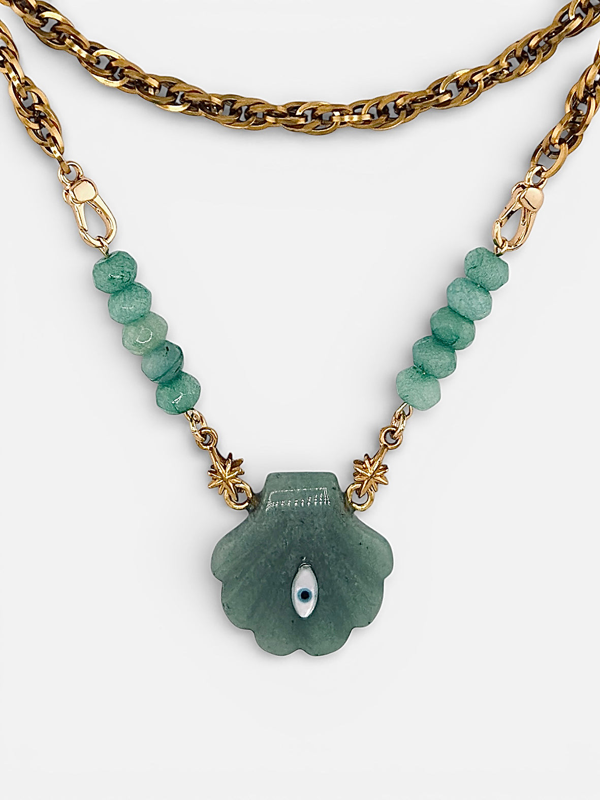 Gros plan pendentif coquillage aventurine verte et œil nacre incrusté Bingo Club