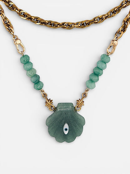 Gros plan pendentif coquillage aventurine verte et œil nacre incrusté Bingo Club