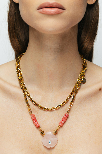 Femme portant le sautoir Quartz Rose L'Œil de Mise Bingo Club style chic
