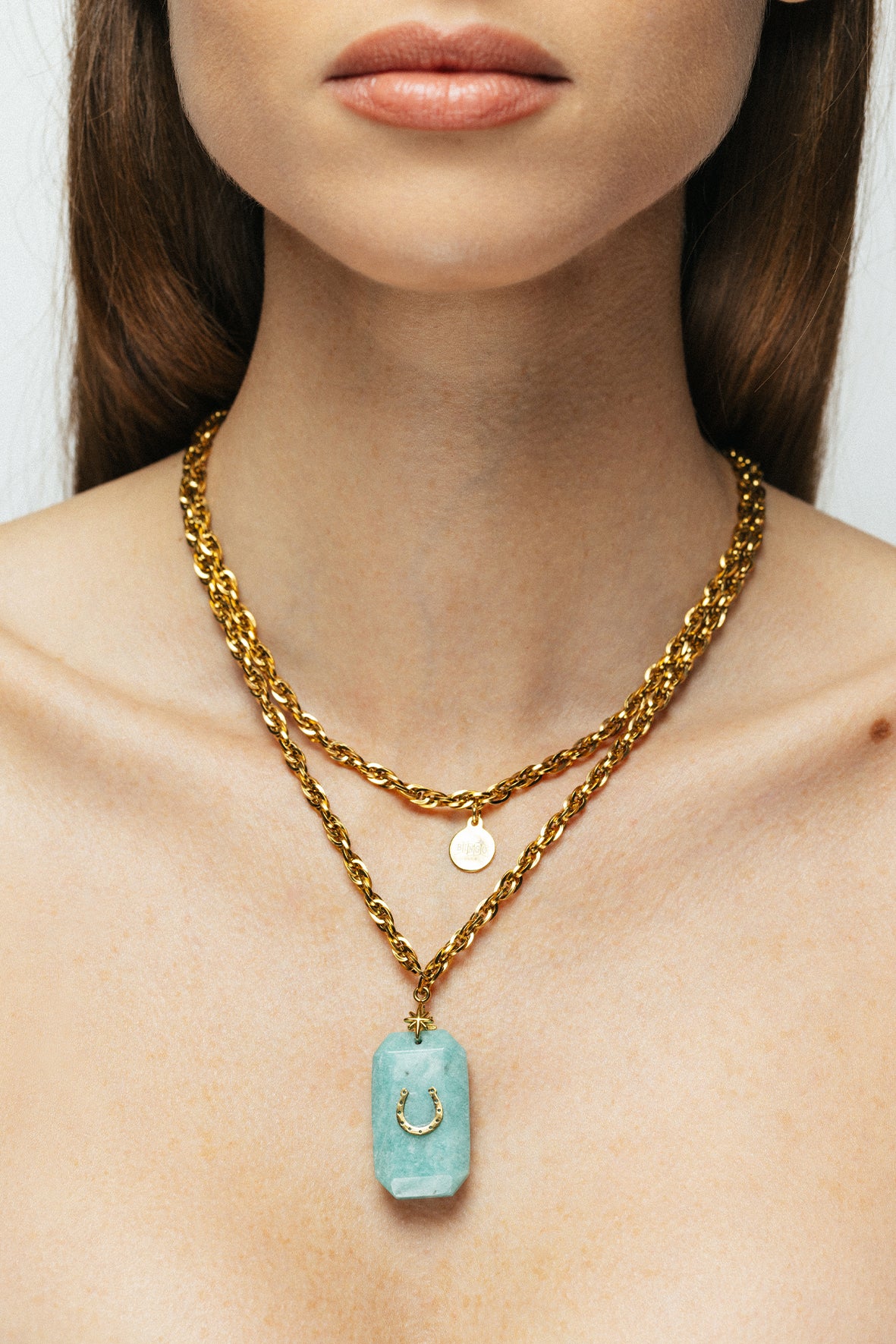 Femme portant le sautoir totem Calamity Amazonite Bingo Club